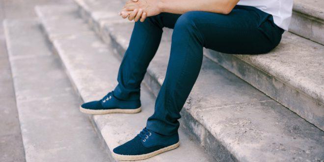 Junger-Mann-blaue-Schuhe-3