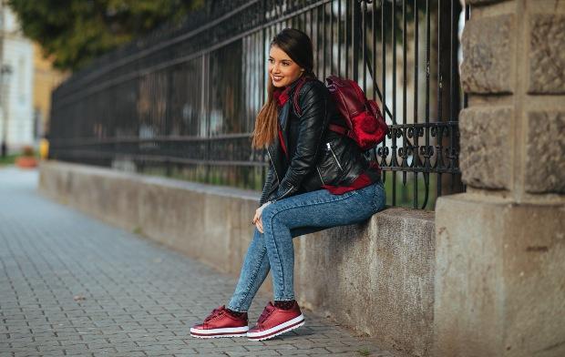 Frau-mit-roten-Leder-Sneakern - Trendige Ledersneaker 