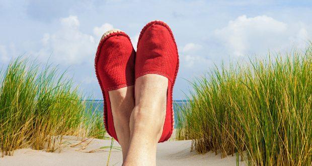 Rote-Espadrilles-am-Strand