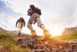 zwei-Männer-beim-Wandern-in-Wanderschuhen - Herbstlich stylish: Neue Schuhe zum Wandern