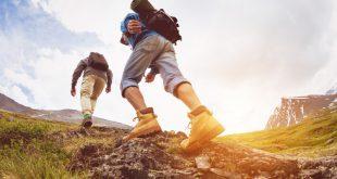 zwei-Männer-beim-Wandern-in-Wanderschuhen - Herbstlich stylish: Neue Schuhe zum Wandern