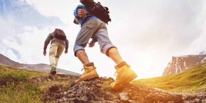 zwei-Männer-beim-Wandern-in-Wanderschuhen - Herbstlich stylish: Neue Schuhe zum Wandern