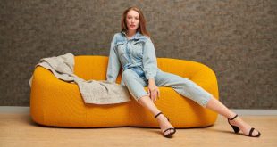 Frau-in-Jeans-Jumpsuit-auf-einer-Couch