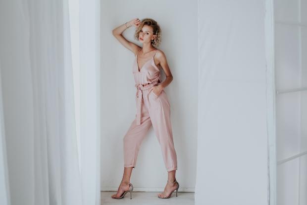 Frau-in-Rosa-Jumpsuit