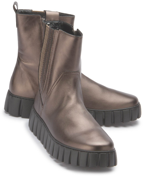 Chelsea boot in plus sizes: 3035-24