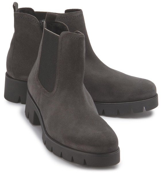 Chelsea boot in plus sizes: 3030-24